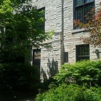 รูปภาพถ่ายที่ Highland Park Public Library โดย Rachel C. เมื่อ 5/13/2012