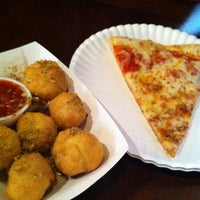 Foto tirada no(a) EPIC Pizza &amp; Subs por Jackie P. em 2/11/2012