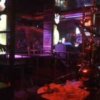 รูปภาพถ่ายที่ Bar&amp;amp;Club 50/50 โดย Eduard N. เมื่อ 2/17/2012