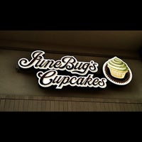 8/10/2012 tarihinde Kenneth T.ziyaretçi tarafından Junebug&amp;#39;s Cupcakes'de çekilen fotoğraf