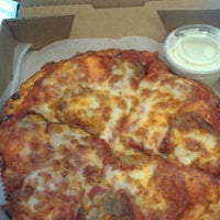 Foto tomada en Sarpino&amp;#39;s Pizza  por Brionna S. el 7/15/2012