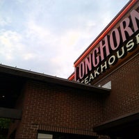 Photo taken at LongHorn Steakhouse by Matt S. on 8/24/2012