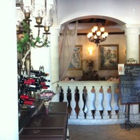 Снимок сделан в Josephine&amp;#39;s Italian Restaurant пользователем Chantelle L. 5/11/2012