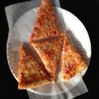 รูปภาพถ่ายที่ Evil Olive Pizza &amp;amp; Bar โดย Tiffany B. เมื่อ 6/3/2012