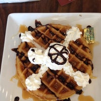 Das Foto wurde bei Yola&amp;#39;s Café &amp;amp; Coffee Shop of Madison von Holly U. am 6/30/2012 aufgenommen