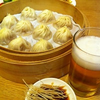 Photo taken at 鼎泰豐 Din Tai Fung by Atsushi N. on 6/30/2012