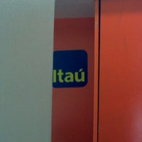 Photo taken at Banco Itaú by Victor D. on 5/9/2012