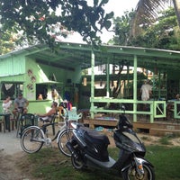 รูปภาพถ่ายที่ Ola Lola&#39;s Garden Bar โดย Fernando V. เมื่อ 6/23/2012