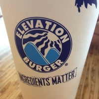 รูปภาพถ่ายที่ Elevation Burger โดย Eric C. เมื่อ 5/26/2012