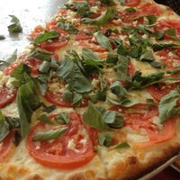 Foto tomada en Mamma s Brick Oven Pizza &amp;amp; Pasta  por Kelly L. el 3/24/2012