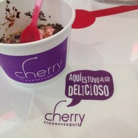 6/21/2012 tarihinde Rafael G.ziyaretçi tarafından Cherry Frozen Yogurt'de çekilen fotoğraf