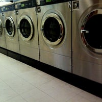 Foto tirada no(a) Village Laundromat por Danny Michael C. em 2/20/2012