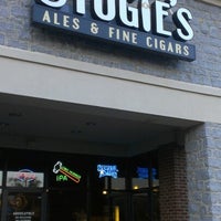 7/27/2012 tarihinde Leslie L.ziyaretçi tarafından Crown Cigars and Ales'de çekilen fotoğraf