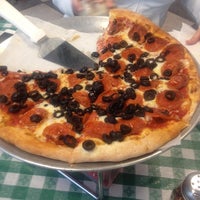 Photo prise au Maggie&amp;#39;s Pizza &amp;amp; Restaurant par Aaron P. le2/17/2012