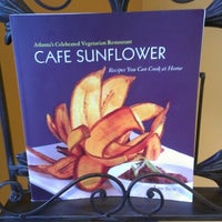 Foto tomada en Cafe Sunflower Sandy Springs  por Valori F. el 9/8/2012