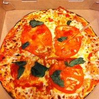 Снимок сделан в The Eddie&amp;#39;s Pizza Truck пользователем Jen C. 5/1/2012