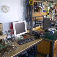 Foto diambil di Kwartzlab Makerspace oleh Joel A. pada 4/12/2012