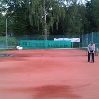Photo taken at Smash Tennis (Kaisaniemen tenniskenttä) by Ilkka K. on 8/1/2012