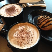 รูปภาพถ่ายที่ Coffee Grounz &amp;amp; Bake Shoppe โดย Trina F. เมื่อ 7/17/2012
