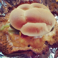 Das Foto wurde bei Burger Stomper Gourmet Burger &amp;amp; Milkshake Bar von Chuck K. am 5/31/2012 aufgenommen