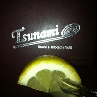 Foto tirada no(a) Tsunami Sushi &amp;amp; Hibachi Grill por Sheri P. em 6/8/2012