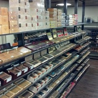 รูปภาพถ่ายที่ Serious Cigars โดย Mark L. เมื่อ 7/14/2012