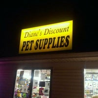รูปภาพถ่ายที่ Diane&amp;#39;s Discount Pet Supplies and Adoption Center โดย Lisa G. เมื่อ 2/25/2012