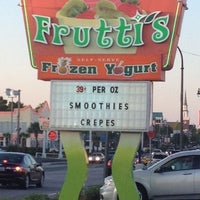 รูปภาพถ่ายที่ Frutti&#39;s Frozen Yogurt โดย Margo M. เมื่อ 6/3/2012