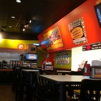 Снимок сделан в MOOYAH Burgers, Fries &amp;amp; Shakes пользователем Valori F. 7/12/2012