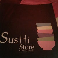Foto tirada no(a) Sushi Store por Alberto G. em 6/22/2012