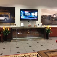 รูปภาพถ่ายที่ Planet Ford Dallas โดย Dan H. เมื่อ 5/4/2012