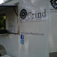 Foto tomada en Grind Gourmet Burger Truck  por Cameron A. el 5/26/2012