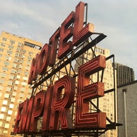 Foto tirada no(a) The Empire Hotel Rooftop por Crystal em 6/19/2012