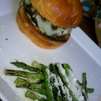 รูปภาพถ่ายที่ kraze burgers โดย Deborah เมื่อ 8/22/2012