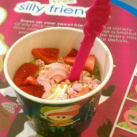 Das Foto wurde bei Menchie&amp;#39;s Frozen Yogurt von Karmen am 6/9/2012 aufgenommen