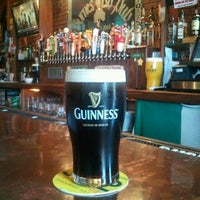 Foto tomada en Byrnes&amp;#39; Irish Pub Brunswick  por eric m. el 6/28/2012