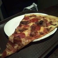 Foto tomada en Masterpiece Italian Pizzeria  por Nicole B. el 9/3/2012