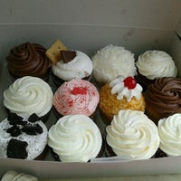 รูปภาพถ่ายที่ Little Cake Bakery โดย Alicia เมื่อ 9/8/2012