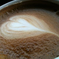 รูปภาพถ่ายที่ Ground Espresso Bars โดย Neil S. เมื่อ 3/24/2012
