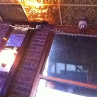 4/23/2012 tarihinde .oo.ziyaretçi tarafından Bleecker Heights Tavern'de çekilen fotoğraf