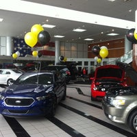 Das Foto wurde bei Suburban Ford Collision of Sterling Heights von Anthony V. am 5/19/2012 aufgenommen