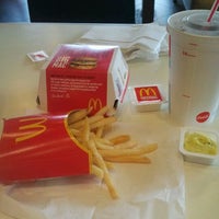 Foto tomada en McDonald&#39;s  por Jeanne F. el 6/7/2012