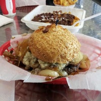 Foto diambil di Pearl&amp;#39;s Deluxe Burgers oleh Oliver pada 3/19/2012