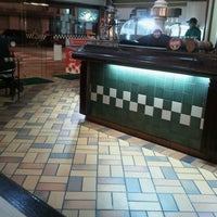 9/1/2012 tarihinde Dino S.ziyaretçi tarafından Queen&amp;#39;s Snooker Burger Bar'de çekilen fotoğraf
