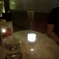 Das Foto wurde bei Flutes Champagne &amp;amp; Cocktail Bar von Dolly K. am 7/17/2012 aufgenommen
