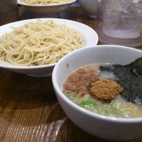 Photo taken at 博多つけ麺 秀 by Hiroyoshi F. on 5/25/2012