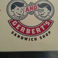 Foto tomada en Erbert and Gerbert&#39;s Sandwich Shop  por Anissa H. el 2/9/2012