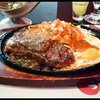 Foto scattata a Hotplate Steak House (赤堂鐵板牛排) da Kelvin T. il 3/24/2012