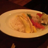 Снимок сделан в Sushi Yawa пользователем Roxanne F. 3/18/2012