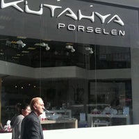 รูปภาพถ่ายที่ Kütahya Porselen Magazasi โดย Emre O. เมื่อ 2/21/2012
